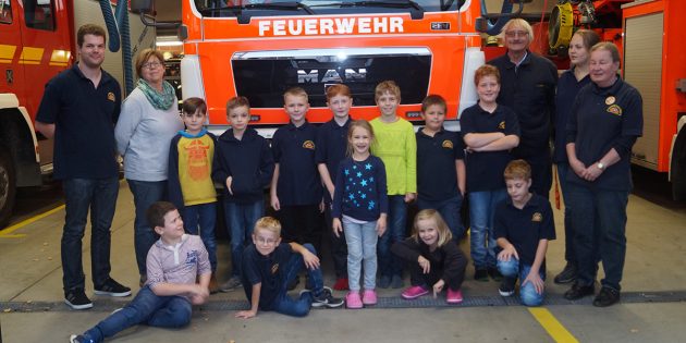 Die beteiligten Kinder der Übernachtung in der Feuerwache gemeinsam mit den Betreuern der Veranstaltung: Benjamin Raßek, Leiter der Kinderfeuerwehr, Claudia Oelze-Volk, Helmut Wetzel, Lucy Wiebe und Irene Jakob (v.l.). Foto: Sigrid Samson