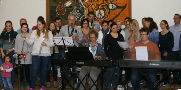 Die Musikgruppe Spirit macht sich derzeit bereit für die diesjährigen Konzerte in Hofheim und Bobstadt. Am vergangenen Samstag und Sonntag wurde intensiv im Canisiushaus geprobt. Foto: Eva Wiegand