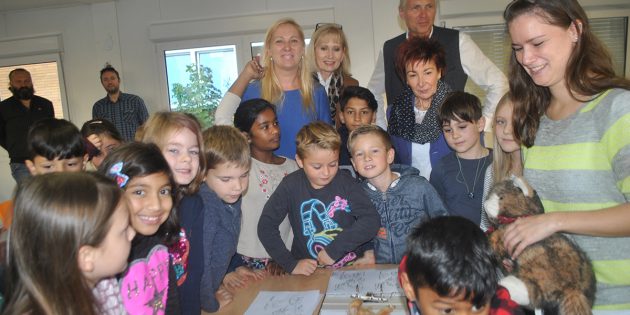 Beim ersten YOLO-Day in der Schillerschule Bürstadt wurde den Kindern der 3. und 4. Klasse unter anderem der richtige Umgang mit Haustieren beigebracht – veranschaulicht durch Vanessa Meyer vom Veterinäramt des Kreis Bergstraße. Foto: Benjamin Kloos