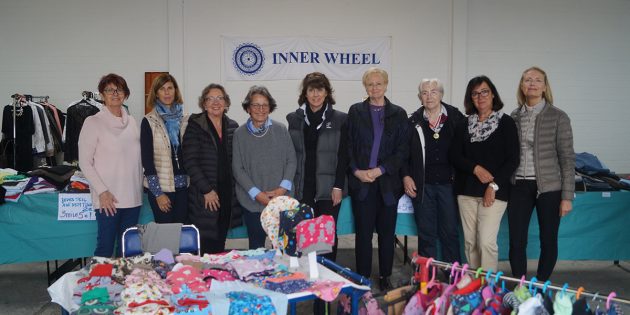 Annette Lochbühler, Präsidentin des Inner Wheel Club Mannheim (2.v.l.), und Clubmitglied Traudel Münch (2.v.r.) gemeinsam mit weiteren Helferinnen des Clubs beim Second-Hand-Flohmarkt in der Behringstraße. Foto: Sigrid Samson
