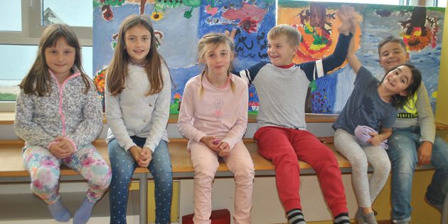 Stolz präsentierten die jungen Künstler der Ferienbetreuung der Pestalozzischule ihre wundervollen Kunstwerke. Foto: Benjamin Kloos