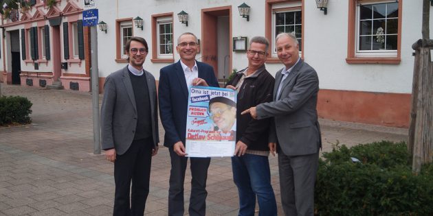 Patrick Fleckenstein, Pfarrer der St. Andreas-Gemeinde, Gottfried Senftner und Rolf Borkenhagen vom „Offenen Treff” und Kulturamtsleiter Rolf Hecher freuen sich auf die Durchführung des gemeinsamen Projekts (v.l.). Foto: Sigrid Samson