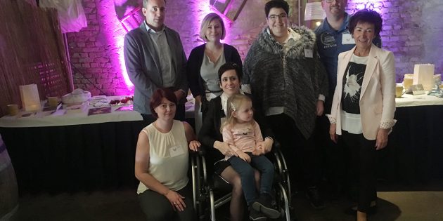 Kreistagsabgeordneter Karsten Krug, Sandra Heckl (ehrenamtliche Helferin), Jessica Michel (Leiterin Fundraising), Daniela Deuser (Projektleiterin und Vorstandsvorsitzende) mit ihrer Tochter CAillean, Désirée Heilmann, Markus Deuser ( beides ehrenamtliche Helfer) und Bürgermeisterin Frau Barbara Schader (v.l.). Foto: oh