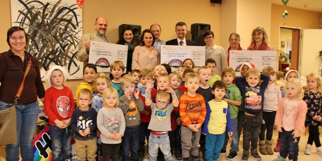 Die Spende des Fördervereins Help war Anlass für eine Feierstunde im Dietrich-Bonhoeffer-Haus mit Bewohnern, Kindern und Erzieherinnen der Kita Guldenweg, Vertreterinnen des Gospelchors Ephata und dem Ersten Stadtrat Jens Klingler. Foto: Hannelore Nowacki