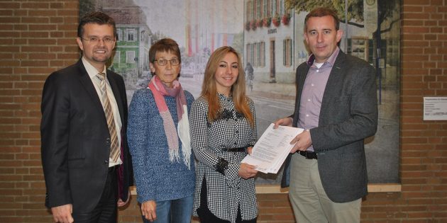 Der Kreisbeigeordnete Karsten Krug überreicht Förderbescheide für drei Integrationsprojekte an Kristina Delceva – sehr zur Freude von Flüchtlingsbetreuerin Rita Lüling und dem Ersten Stadtrat Jens Klingler (v.r.). Foto: Benjamin Kloos