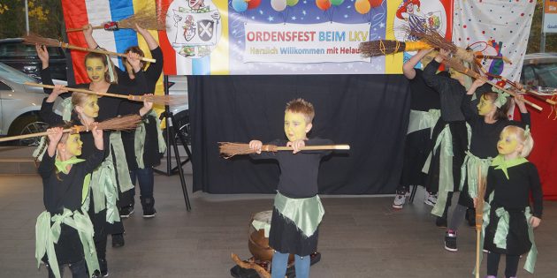Die neun „Lollipops”, der Nachwuchs des LKV, begeisterte die Gäste mit ihrem Hexen-Showtanz um den Hexenkessel.  Foto: Sigrid Samson