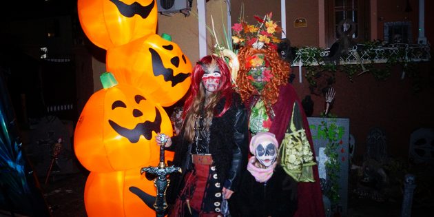 Marion Schmitt (r.) erhielt auch beim diesjährigen „Jahrmarkt des Grauens" an Halloween viel Zuspruch von den großen und kleinen Gästen - auch die kleine Lena (v.) war eifrig bei dem Gruselspektakel mit dabei. Foto: Sigrid Samson