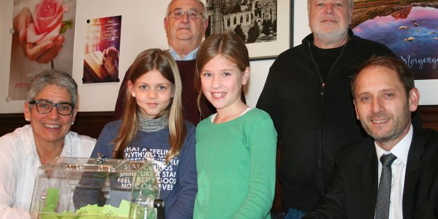 Die „Glücksengel” Milena Lang und Leni Basler zogen unter notarieller Aufsicht die Gewinnzahlen des Adventskalenders der Lukasgemeinde. Foto: oh