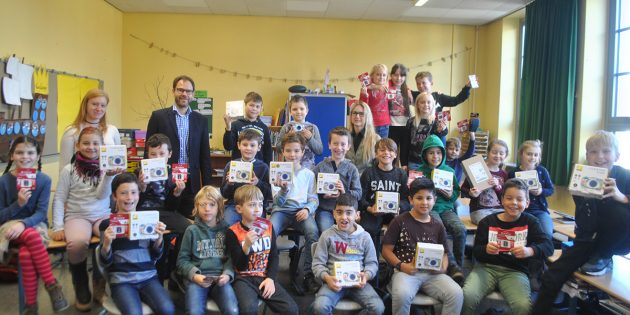 Bei den Schülern der Klasse 3b der Schillerschule in Lampertheim war die Freude über die neuen Kameras, die der Förderverein zur Verfügung gestellt hat, riesengroß. Foto: Benjamin Kloos