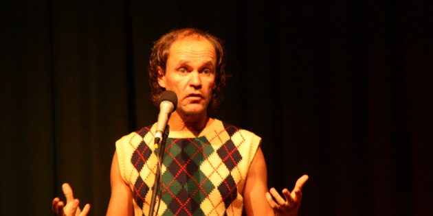 Olaf Schubert beeindruckt sein Publikum in der Hans Pfeiffer Halle mit starken Songs und dem Blick auf die weltweite politische Situation. Foto: Eva Wiegand