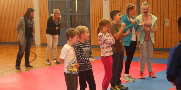 Zuerst waren die Kinder noch zurückhaltend bei den Schreispielen, doch dann fielen die Hemmungen und es wurde richtig laut in der Halle der TG Biblis. Foto: Eva Wiegand