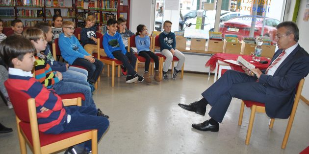 Gebannt und gespannt lauschten die Schüler der Klasse 3a der Schillerschule Lampertheim der Geschichte vom Schaf Mäc Mief, die Bürgermeister Gottfried Störmer am Vorlesetag vortrug. Foto: Benjamin Kloos