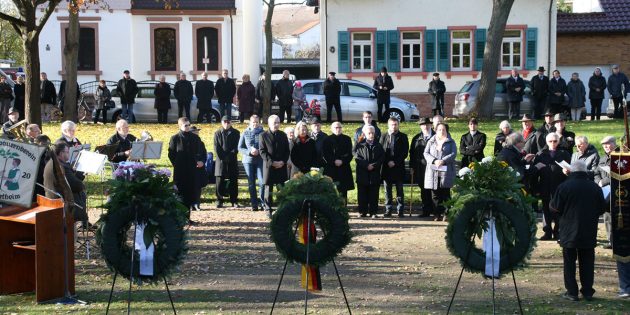Zum Gedenken an die Opfer von Krieg und Gewaltherrschaft trafen sich Vertreter der Stadt, verschiedener Vereine und Verbände am Sonntagvormittag am Ehrenmal im Lampertheimer Stadtpark. Foto: Eva Wiegand