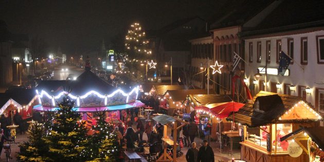 Vorweihnachtlicher Budenzauber im Lichterglanz: Der Lampertheimer Weihnachtsmarkt lädt am ersten und zweiten Adventswochenende zum gemütlichen Beisammensein ein. Archivfoto: Hannelore Nowacki
