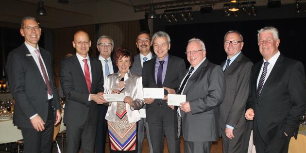 Über die Spenden freuten sich die Bürgermeister Gottfried Störmer (Lampertheim), Felix Kusicka (Biblis), Rainer Bersch (Groß-Rohrheim) und Bürgermeisterin Barbara Schader (Bürstadt). Sparkassenvorsitzender Dr. Marcus Walden (2. von links) überreichte die Spenden, der Wormser Oberbürgermeister Michael Kissel  (r.) war in seiner Funktion als Vorsitzender des Verwaltungsrates der Sparkasse Worms-Alzey-Ried gekommen.  Foto: Benjamin Kloos