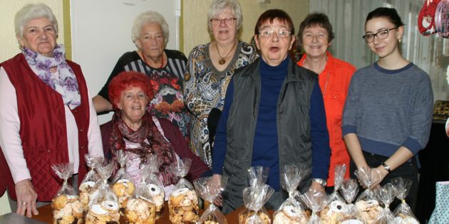 Die Bewohner des Seniorenwohnheims in der Dieselstraße haben im Vorfeld eifrig in der Weihnachtsbäckerei gearbeitet und boten ihre selbstgebackenen Plätzchen an. Foto: Eva Wiegand