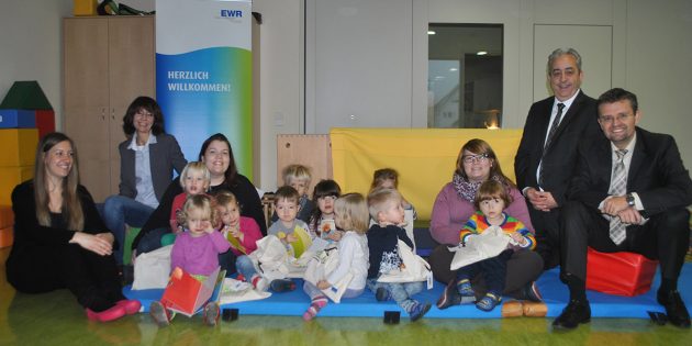 Mit strahlenden Augen nahmen die Kinder der Kinderkrippe „Zauberwald” am Montag ihre neuen Bücher in Empfang. Foto: Benjamin Kloos