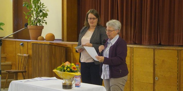 Anke Schwalbenhofer (l.), Dekanatsreferentin auf Gießen, hielt einen interessanten Vortrag "Meine Familie und ich - Amoris Laetitia" im Rahmen der Einkehrtage, organisiert von Brigite Hartnagel, Vorsitzende der Frauengemeinschaft Maria Verkündigung (r.). Foto: Sigrid Samson