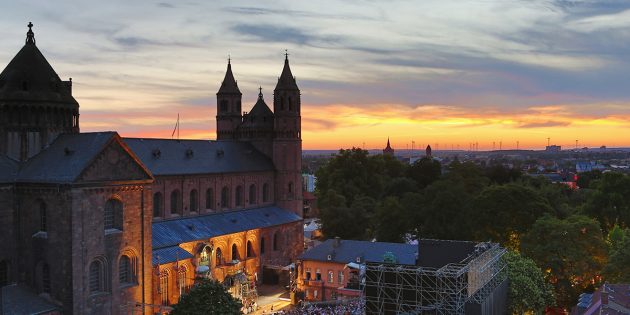 Vor der beeindruckenden Kulisse des Wormser Doms werden auch 2018 wieder die Nibelungenfestspiele über die Bühne gehen – mit einem neuen Stück. Foto: Bernward Bertram