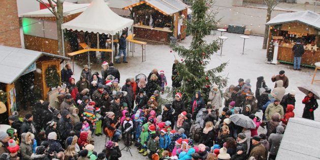 Eine große Zuschauerrunde hatte sich zum Weihnachtsliedersingen der Kindergartenkinder versammelt. Foto:  Hannelore Nowacki
