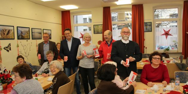 Während das Pressegespräch im ersten OG stattfand, vergnügten sich die Besucher der Seniorenbegegnungsstätte am Dienstagnachmittag in der Cafeteria beim Bingo. Ihnen wurde die SOS- RETTUNGsdose vorgestellt. Foto: Hannelore Nowacki