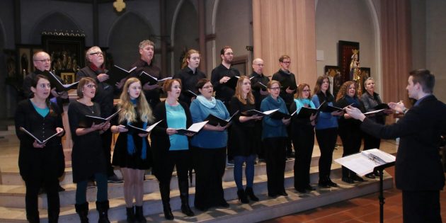 Sven Salomon dirigierte den jungen Chor „Freestyle“, der im nächsten Jahr sein 20-jähriges Bestehen feiert. Foto: Hannelore Nowacki