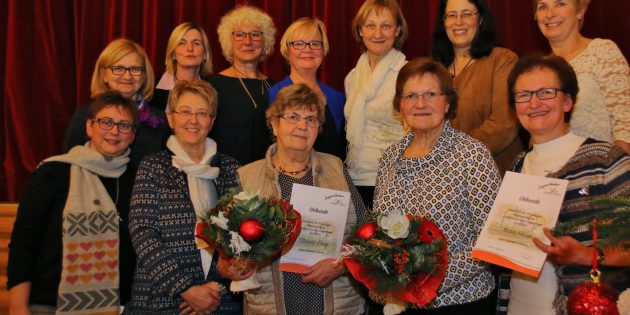Das Vorstandsteam der Lampertheimer Landfrauen und zwei der fünf geehrten langjährigen Mitglieder: Karin Hesse (2. von rechts) und Christa Steeg (3. von rechts) traten vor 50 Jahren in den Landfrauenverein ein. Foto: Hannelore Nowacki