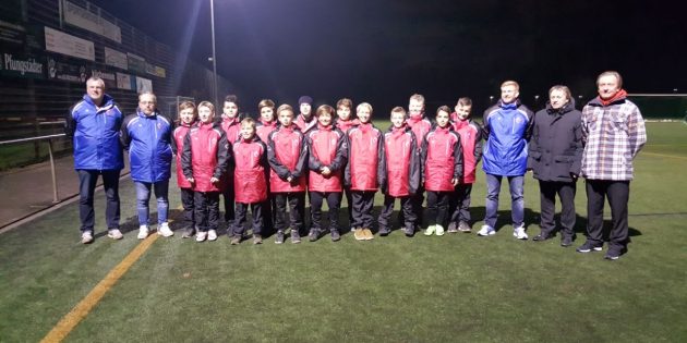 Die  D1-Jugend des JFV Bürstadt in ihren neuen Winterjacken. Foto: oh