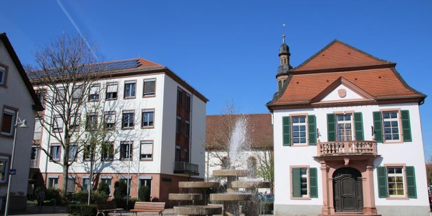 BUZ: Im Stadthaus fielen am Freitagabend wegweisende Entscheidungen für Lampertheim. Beschlossen wurde auch, den wasserführenden Brunnen auf dem Europaplatz mit Licht attraktiver in Szene zu setzen. Archivfoto: Hannelore Nowacki