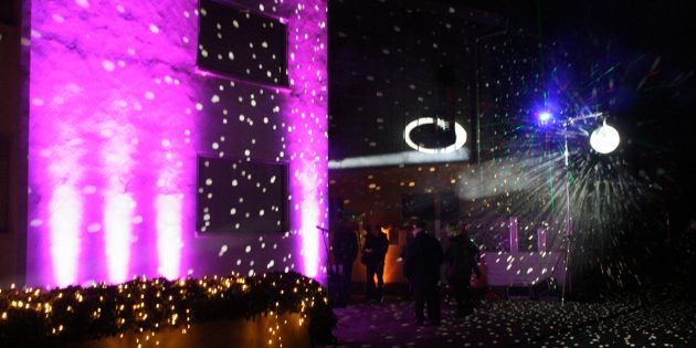 Lichterglanz in der Schubertstraße: Die stimmungsvolle Illumination gestaltete den Auftakt des Bürstädter Adeventskalenders. Foto: Eva Wiegand