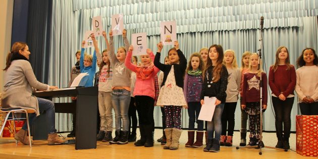 Der Chor der Schillerschule unter der Leitung von Claudia Haußmann-Jäger hatte sichtlich Spaß am Singen der modernen Weihnachtslieder, die auch den Zuschauern gefielen. Foto: Hannelore Nowacki
