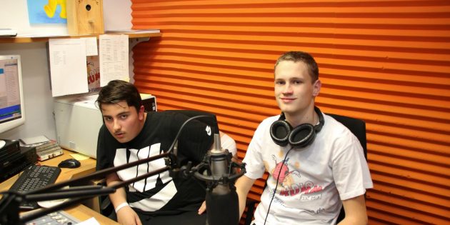Live im Studio von Radio RUMMS moderieren junge Patienten gemeinsam mit erfahrener Radio- und Fernsehmoderatoren. Foto: Hannelore Nowacki