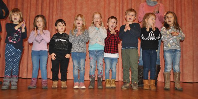 Die Kinder der Kita Falterweg erfreuten die Senioren der Martin-Luther-Gemeinde mit ihrem Gesang sowie einem Weihnachtsgedicht. Foto: Benjamin Kloos