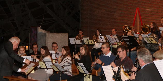 Der Evangelische Posaunenchor gestaltete wieder eine gelungene Weihnachtsfeier in der Friedenskirche mit vielen schönen Advents- und Weihnachtsliedern. Foto: Eva Wiegand