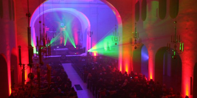 Das feierliche Licht- und Farbenspiel, unterlegt von meditativen Klängen und Texten, breitete sich am Donnertagabend in der Kirche von St. Michael aus. Foto: Eva Wiegand