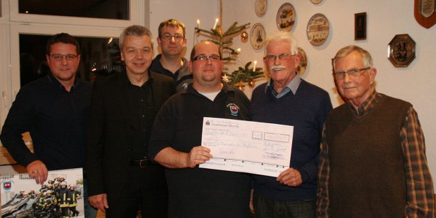 Die beiden Kameraden des Feuerwehrvereins Rosengarten, der zweite Vorsitzende Richard List (2.v.r.) und sein Vorstandkollege Uwe Brand (rechts), übergaben eine 500 Euro Spende an Wehrführer Dirk Wagner (Mitte) und den stellvertretenden Wehrführer Jürgen Rettig (3.v.l.). Grüße überbrachten Ortsvorsteher Alexander Scholl (l.) und Bürgermeister Gottfried Störmer. Foto: Eva Wiegand