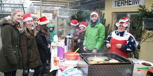 Die Jugendgruppe unter Leitung von Silvia Rubietta trifft sich jeden Samstag von 9.30 bis 12.30 Uhr. Am Samstag packten sie auch am Tag der Weihnachtsbescherung mit an. Foto: Eva Wiegand