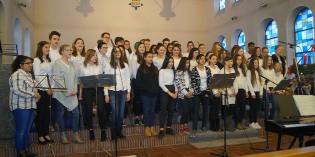 Die jugendlichen Sängerinnen und Sänger des EKS-Schulchors unterhielten gemeinsam mit Musikern der Schulband und einigen Lehrkräften die Besucher des Adventskonzerts mit weihnachtlicher Musik. Foto: Sigrid Samson