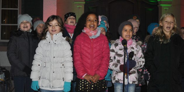 Der Schulchor der Schillerschule ließ zur Eröffnung des Lampertheimer Weihnachtsmarktes adventliche und weihnachtliche Lieder erklingen. Foto: Benjamin Kloos