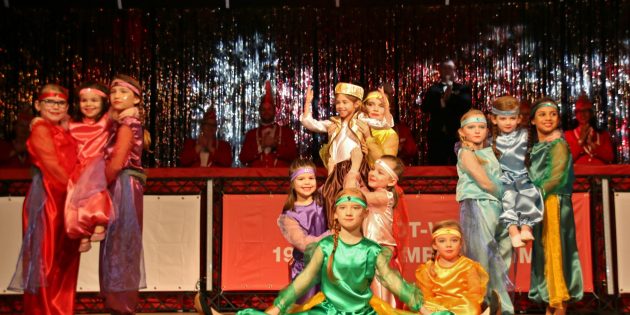 „1000 und eine Nacht“ Die Minigarde, der jüngste Nachwuchs beim 1. Carneval-Club Rot-Weiß, begeisterte das Publikum mit dem Thema „1000 und eine Nacht“. Foto: Hannelore Nowacki