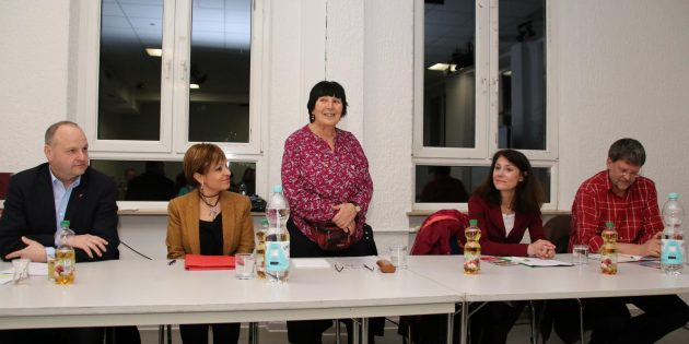 Ayse Abaza-Wilhelm vom DGB-Ortsverband Bürstadt und Lampertheim (Mitte) begrüßte die Besucher der Informationsveranstaltung „Mini-Jobs und andere geringfügige Beschäftigungsverhältnisse“. Auf dem Podium: DGB-Regionssekretär Horst Raupp (von links), Fatma Aya (Vorsitzende des Ausländerbeirats der Stadt Bürstadt), Ingrid Reidt von der Katholischen Betriebsseelsorge im Bistum Mainz und Horst Gobrecht, VERDI Darmstadt. Foto: Hannelore Nowacki