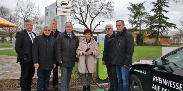 Am Rathaus wurde die erste EWR-Ladestation in Bürstadt gemeinsam mit Vertretern des Wormser Energieversorgers eingeweiht: Uwe Gros (Kommunalbetreuung EWR), Erster Stadtrat Walter Wiedemann, Andreas Schmitt (Leiter Kommunalbetreuung EWR), EWR-Vorstand Stephan Wilhelm, Bürgermeisterin Barbara Schader, Stadtverordnetenvorsteher Ewald Stumpf und Stadtrat Herbert Röchner. Nicht im Bild: Jürgen von Massow (Leiter Vertriebspartner und –kooperationen EWR) und Dr. Ingo Herbst (Leiter Konzernkommunikation und EWR-Pressesprecher). Foto: Hannelore Nowacki