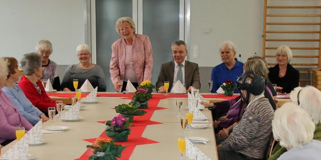 Senioren feierten mit Sekt, Schnittchen und Information