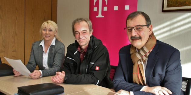 Simone Remdisch und Heinrich Fenk von der Deutschen Telekom Technik GmbH gaben beim Pressegespräch mit Bürgermeister Felix Kusicka (rechts) Auskunft über das Glasfaser-Ausbauprogramm der Telekom in Biblis. Hannelore Nowacki