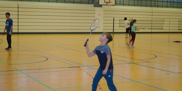 Beim Familienbadminton des Lampertheimer Badmintonvereins konnten sich Groß und Klein ausprobieren und hatten gemeinsam viel Spaß. Foto: Sigrid Samson