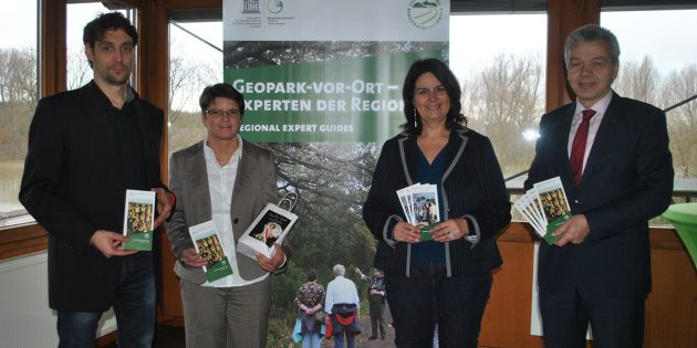 Werben gemeinsam um Interessierte, die sich zu Geopark-Vor-Ort-Begleitern ausbilden möchten: Dirk Dewald (stellvertretender Geo-Naturpark-Geschäftsführer), Dr. Stefanie Fey (Geschäftsführerin des Geo-Naturparks Bergstraße/Odenwald), Carmen Daramus (Bereich Tourismus und Freizeit der Stadt Lampertheim) und Bürgermeister Gottfried Störmer (v.l.). Foto: Benjamin Kloos