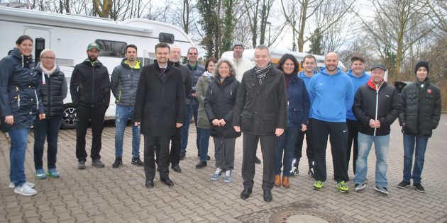 Große Freude bei Vertretern der Stadt, der Biedensand Bäder und Wohnmobilisten: In Lampertheim wurde am Montag der erste Wohnmobilstellplatz der Stadt eingeweiht. Foto: Benjamin Kloos