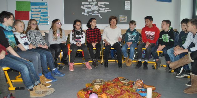 Märchenerzählerin Lieselotte Recknagel nahm die Schüler der EKS mit auf eine spannende Reise in die Welt der Märchen. Foto: Benjamin Kloos