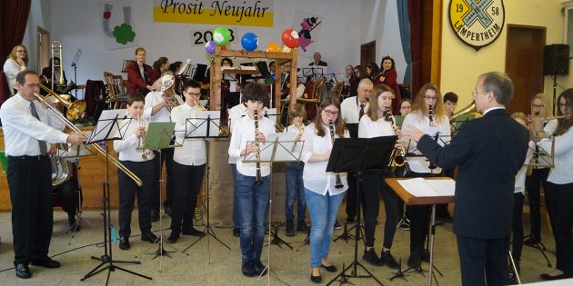 Die Musiker des KKMV Lampertheim sorgten für musikalische Einstimmung der Gäste in das neue Jahr - hier die KKMV Newcomer, die Jugendgruppe des Vereins. Foto: Sigrid Samson