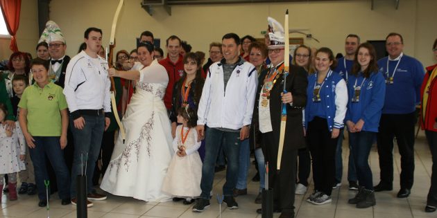 Nach der Einweisung flogen die Pfeile. Das Bürstädter Prinzenpaar wurde von den Mitgliedern des PBC bestens eingewiesen und vorbereitet. Foto: Eva Wiegand